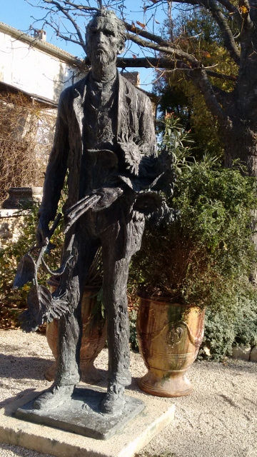 film v g statue (360x640)