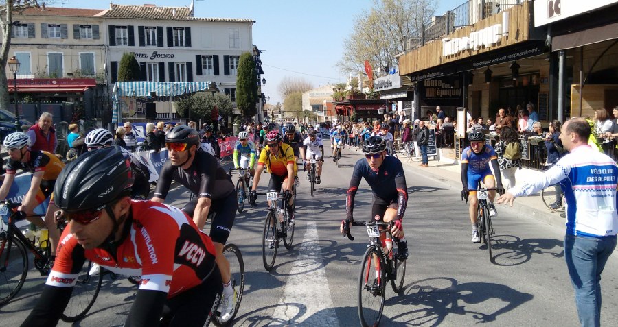 The first peloton crosses the finish line.