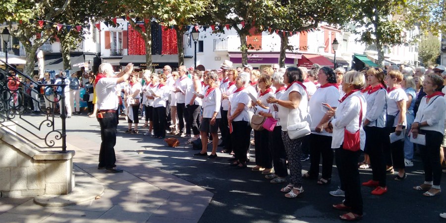 Singers in square St. J d Luz